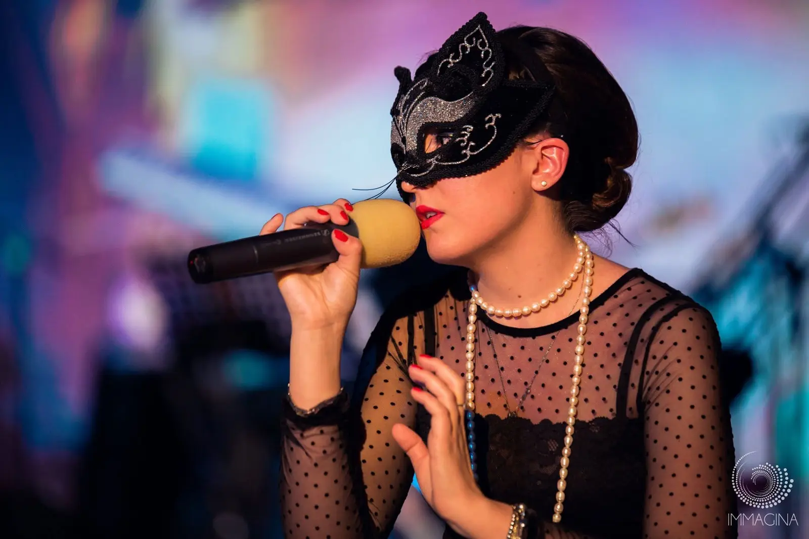 Allieva STAR VOICE durante una performance teatrale e musicale