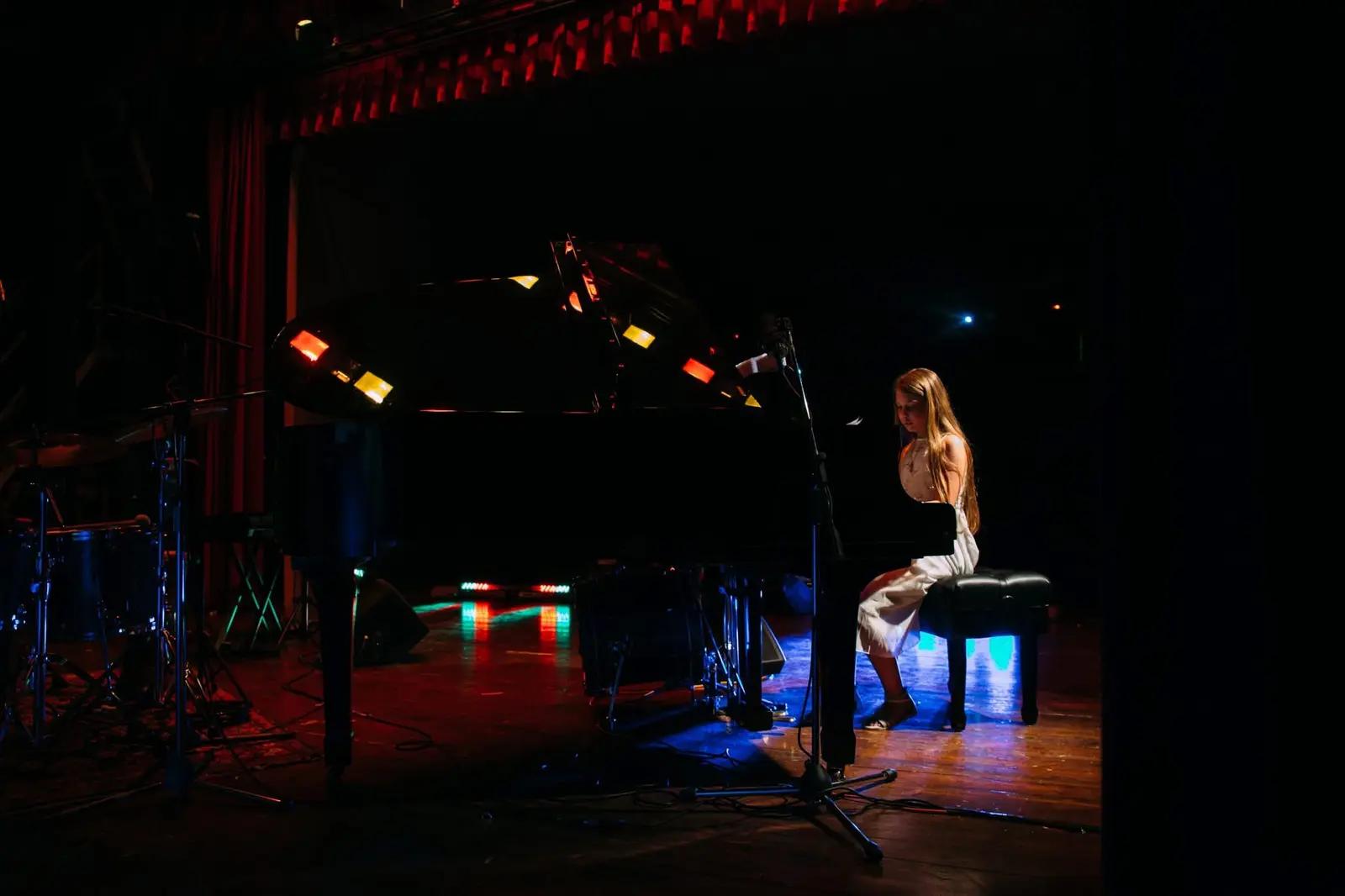Allieva STAR VOICE al pianoforte durante uno spettacolo