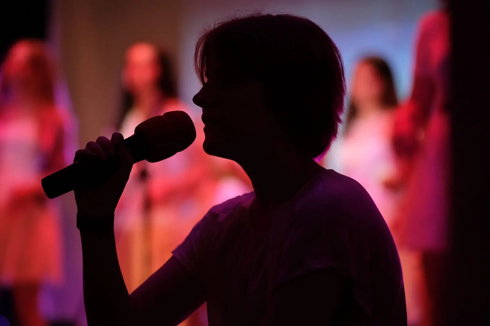 Allievo STAR VOICE durante un'esibizione al microfono