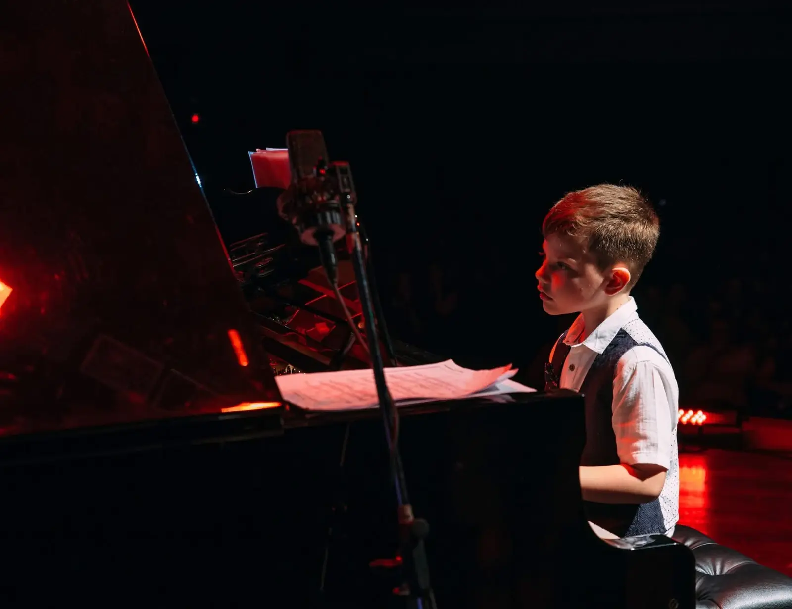 Giovane allievo STAR VOICE al pianoforte sul palco